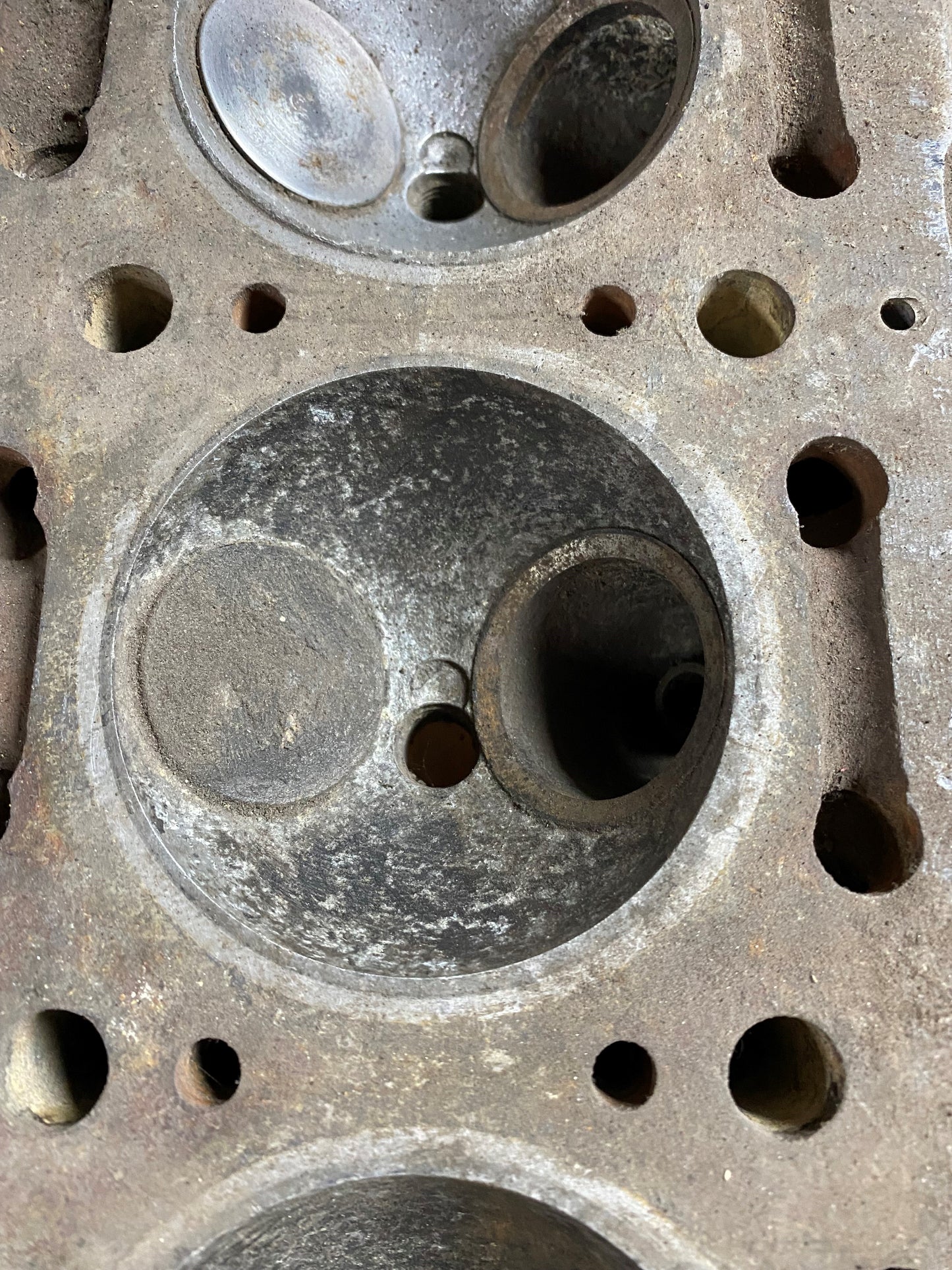 80539 USED 2600 CYLINDER HEAD