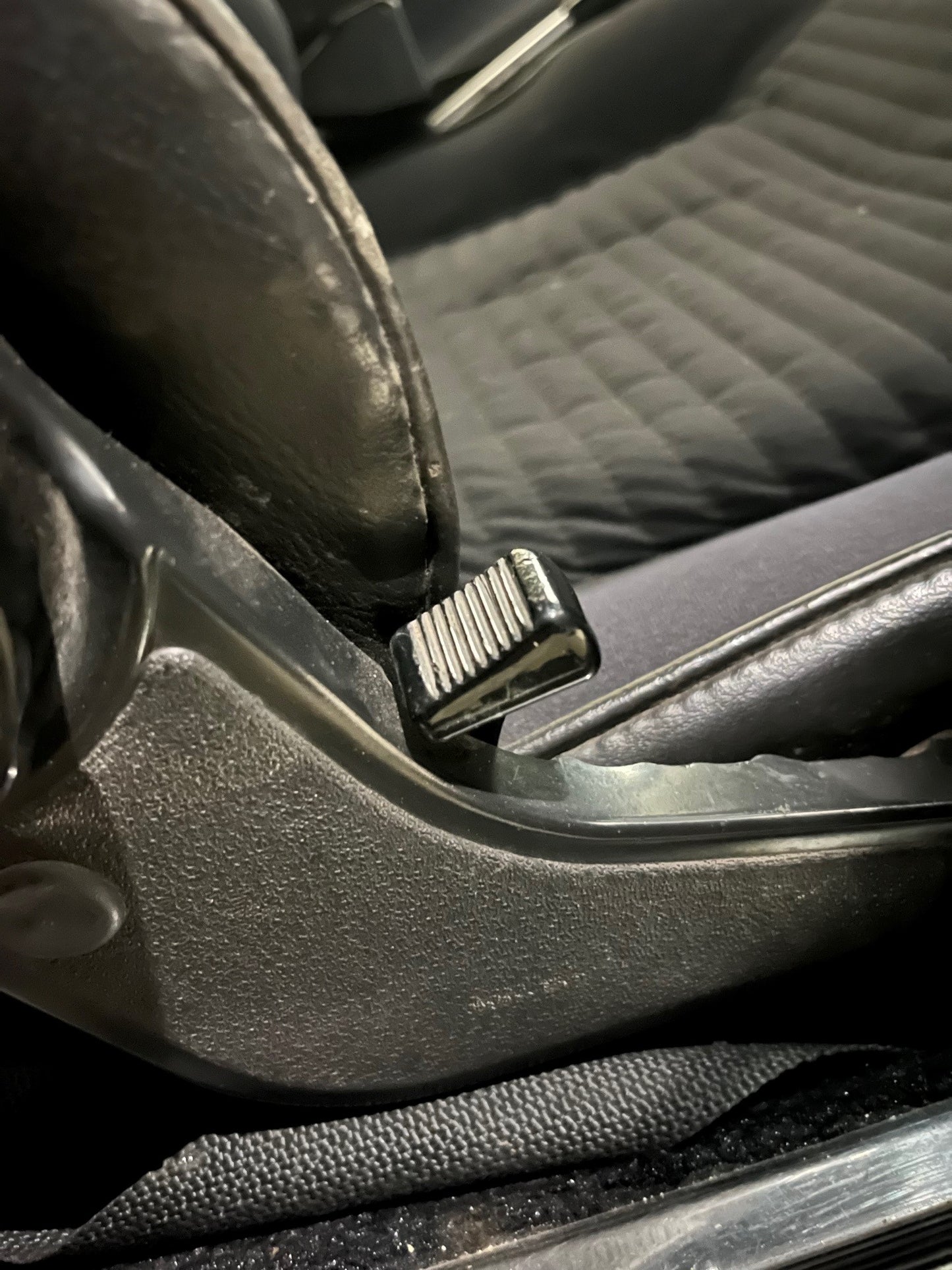 IN355 SEAT LEVER END KNOB LEFT 2000 GTV