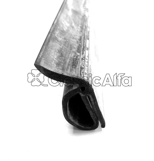 RB031 SPIDER 1966 - 69 SOFT TOP FRONT SEAL