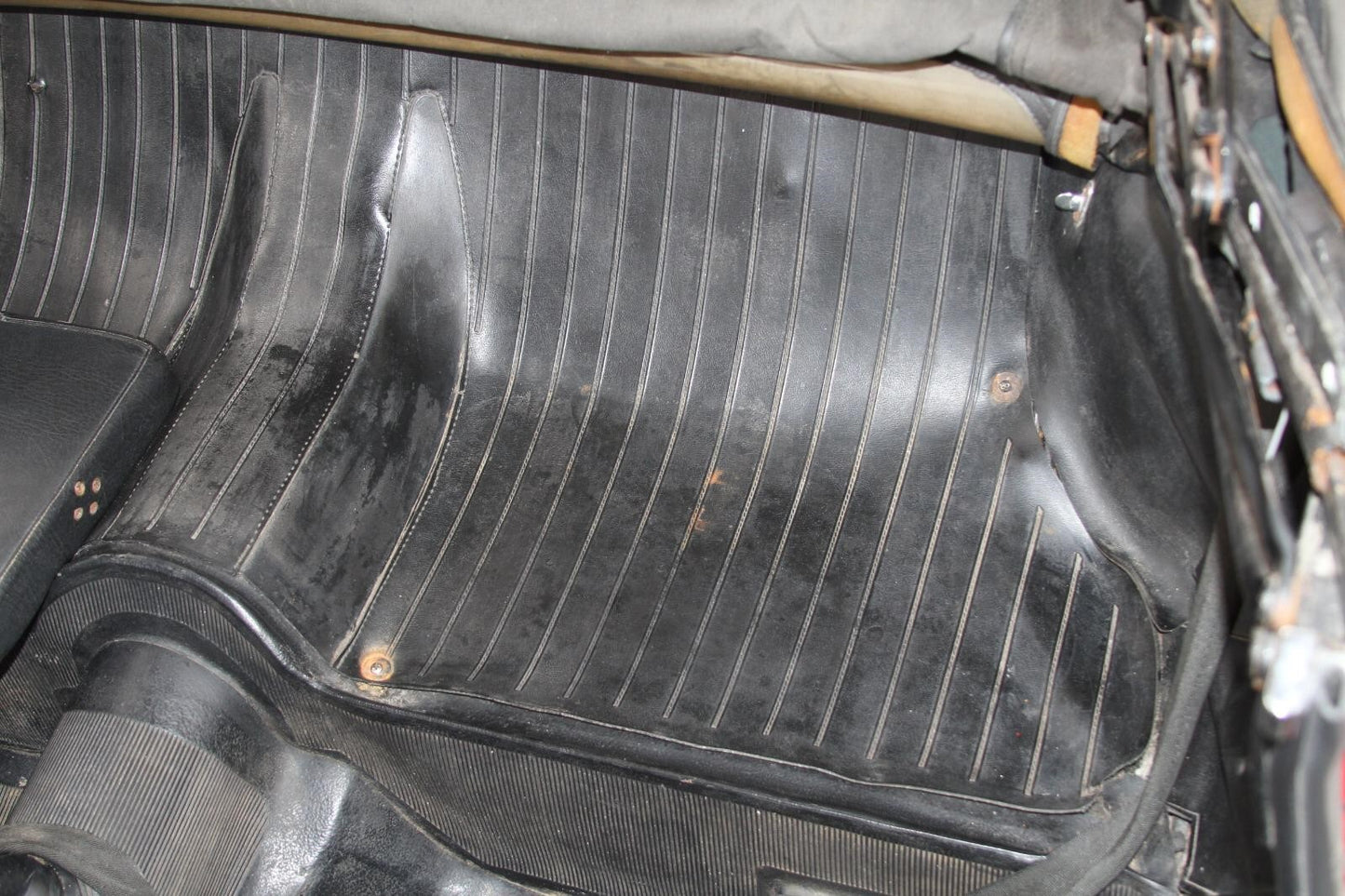 IN295 SPIDER KAMMTAIL JUNIOR REAR DRAPE 1970-78 - BLACK