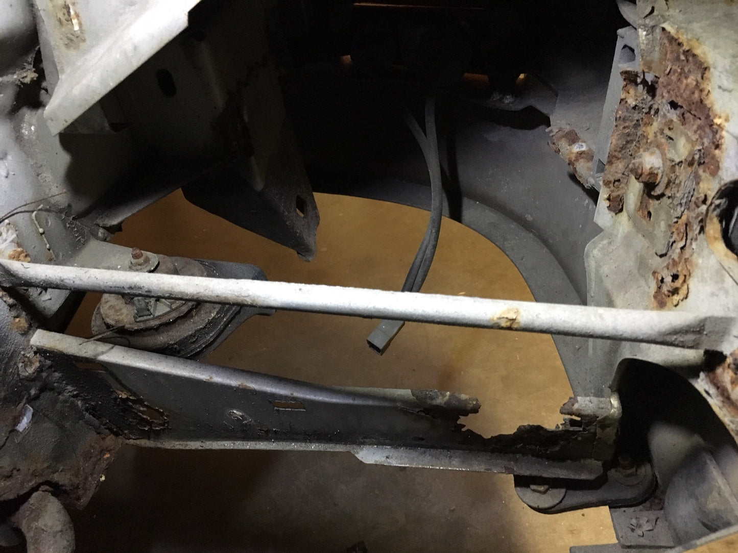 ST244 LOWER FRONT SPLASH SHIELD SUPPORT PANEL RIGHT - SPIDER 83-93