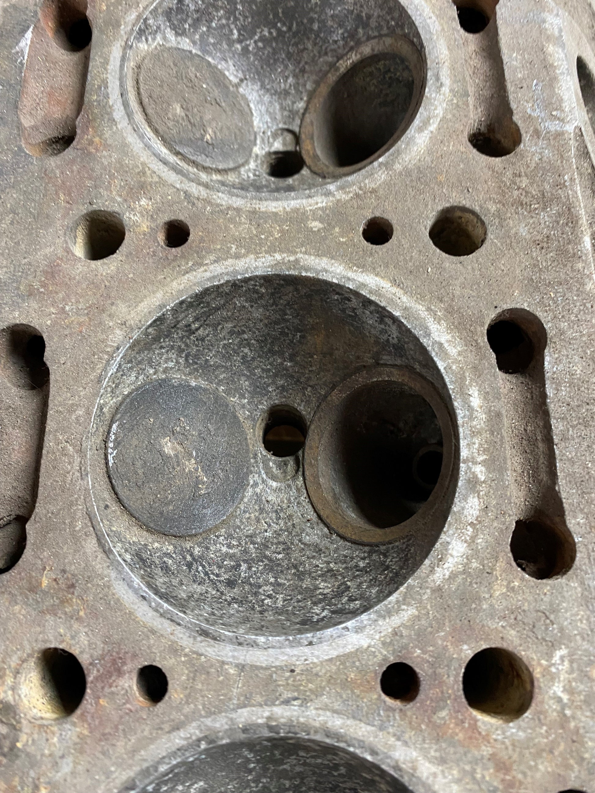 80539 USED 2600 CYLINDER HEAD