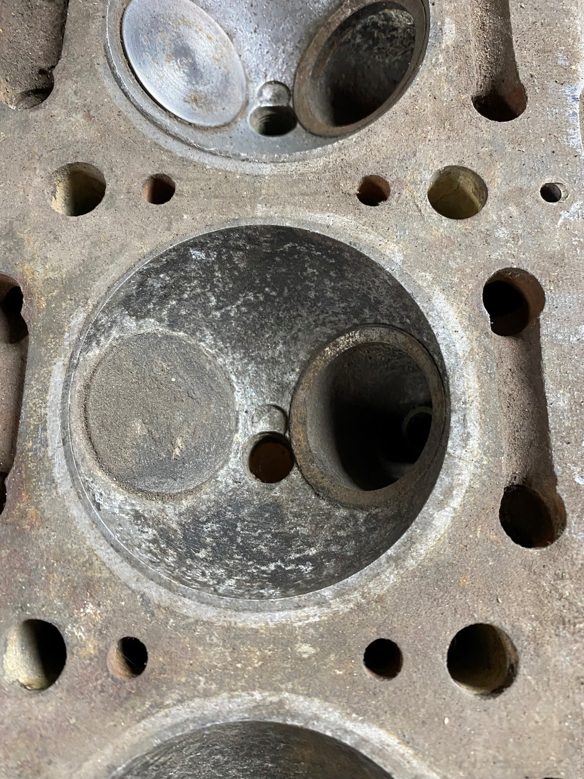 80539 USED 2600 CYLINDER HEAD
