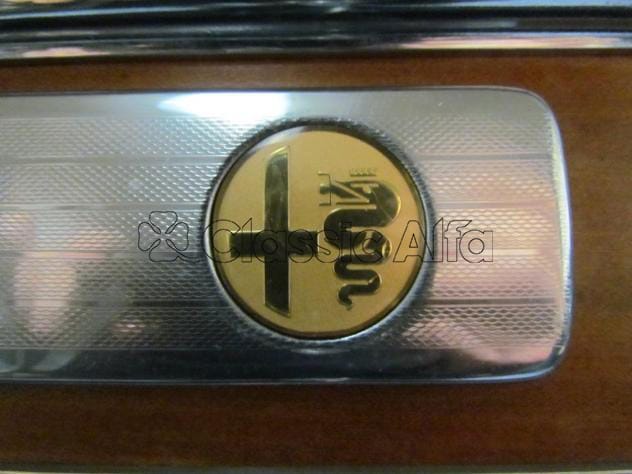 BG042 GOLD BADGE 32mm GIULIA C POST