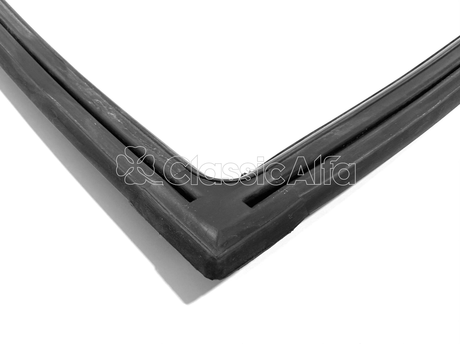 D0469 ALFETTA SALOON REAR WINDSCREEN RUBBER WITH INSERT  