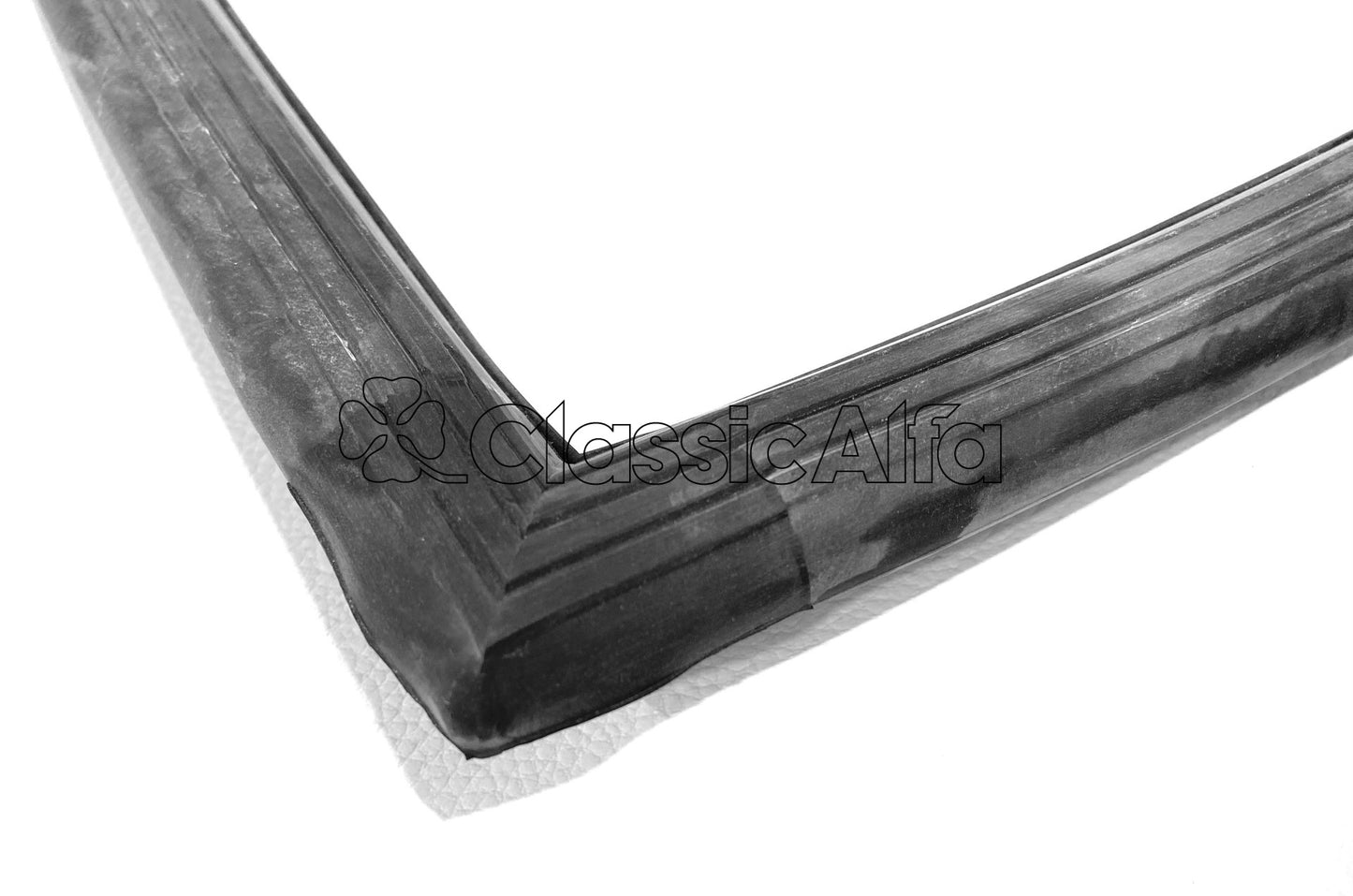 D0470/1  FRONT SCREEN SEAL ALFETTA SALOON NO INSERT TO 82