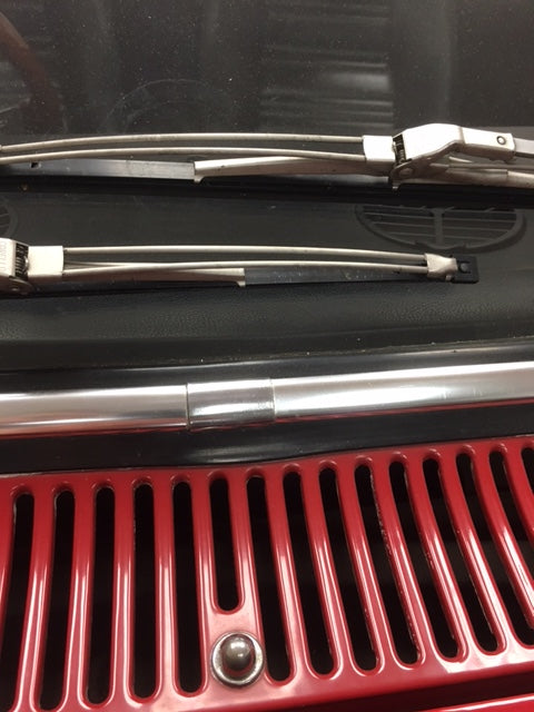 RB090/1 GT/GTV  WINDSCREEN CENTRE TRIM FINISHER