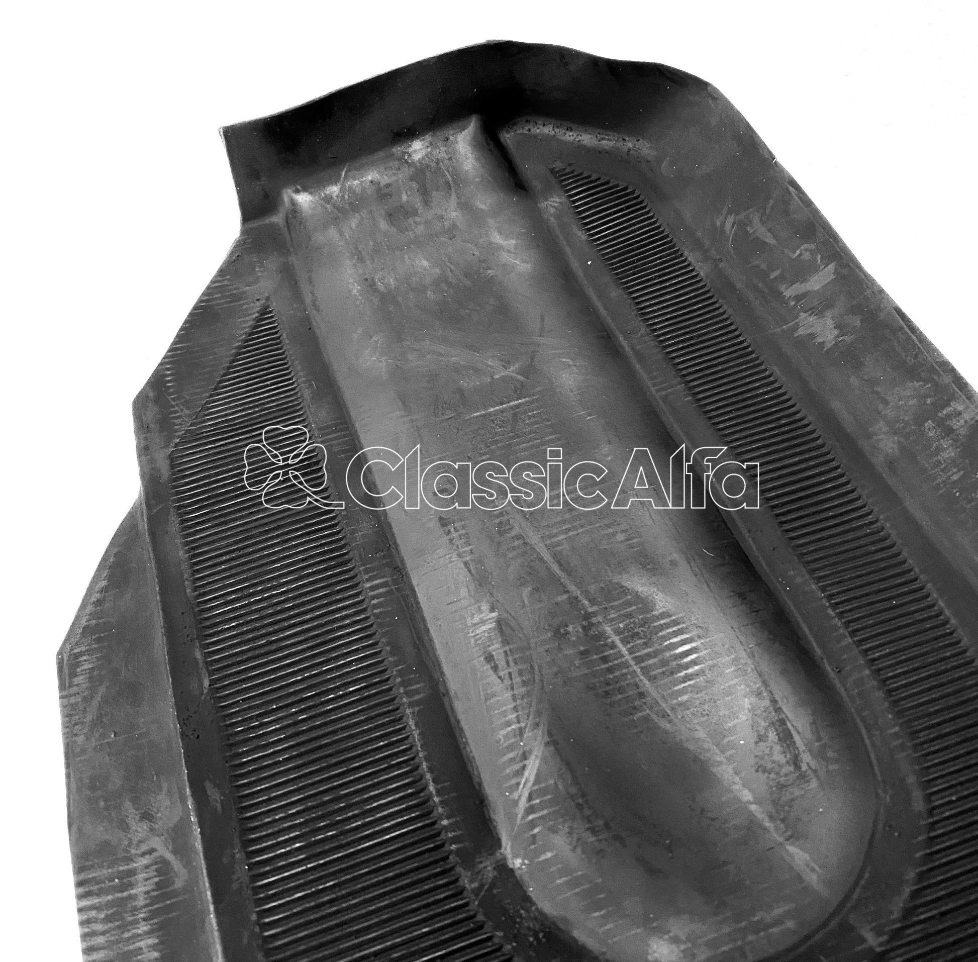 IN220 KAMMTAIL BOOT MAT BEHIND REAR LIGHTS