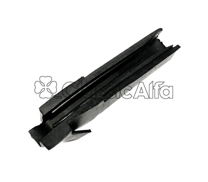 RB040 GT/GTV DOOR GLASS RUNNER END SEAL - LEFT