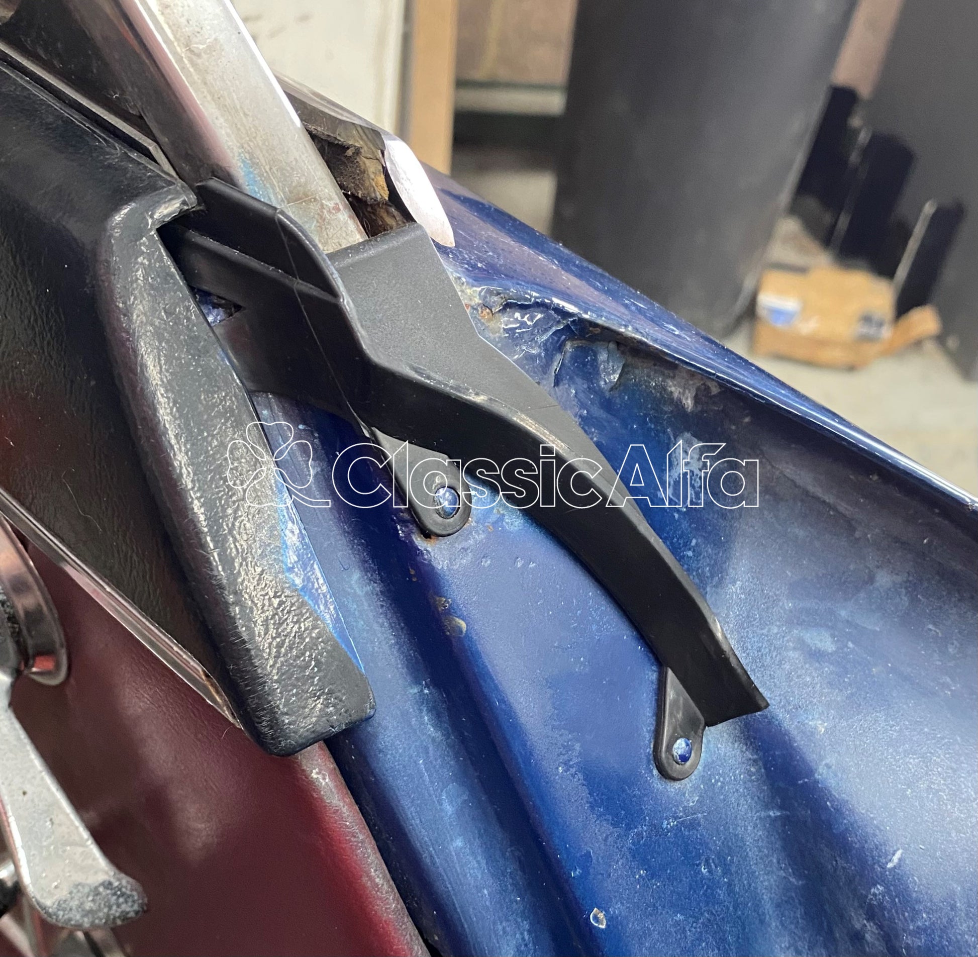RB045 SPIDER SMALL FRONT OF DOOR SEAL - LEFT