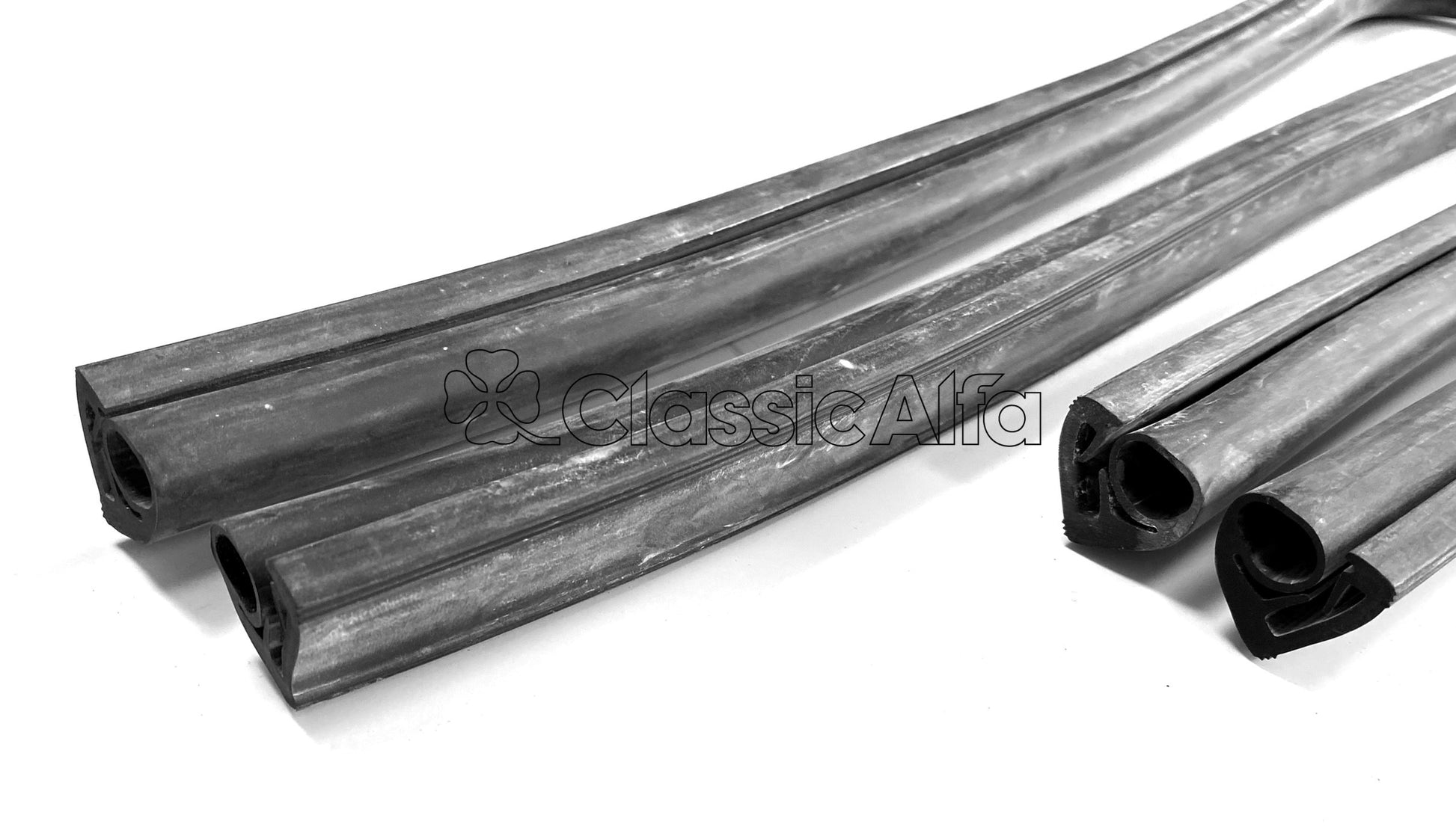 RB106 SPIDER 1970-88 HARDTOP SIDE WINDOW SEALS - PAIR