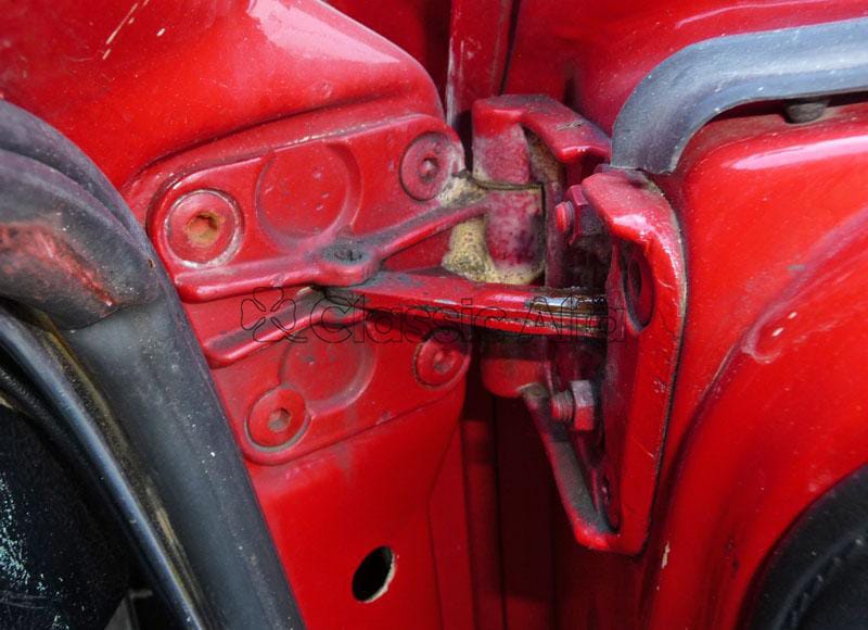 ST190  UPPER DOOR HINGE 2000 GTV & LATE JUNIOR- LEFT HAND SIDE