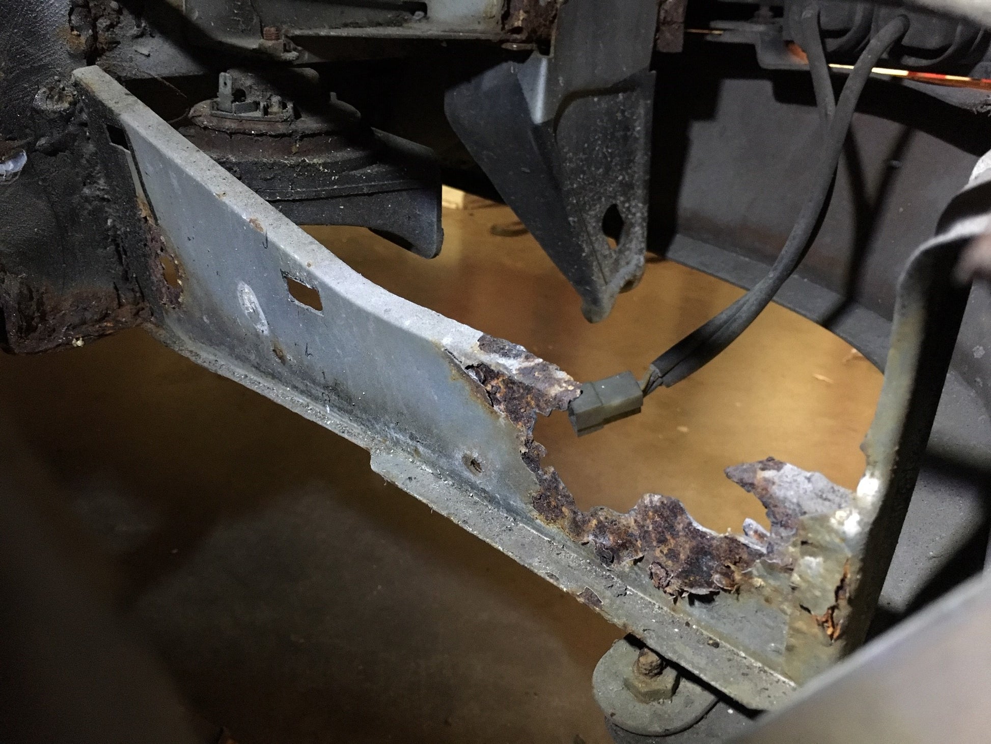 ST243 LOWER FRONT SPLASH SHIELD SUPPORT PANEL LEFT - SPIDER 83-93