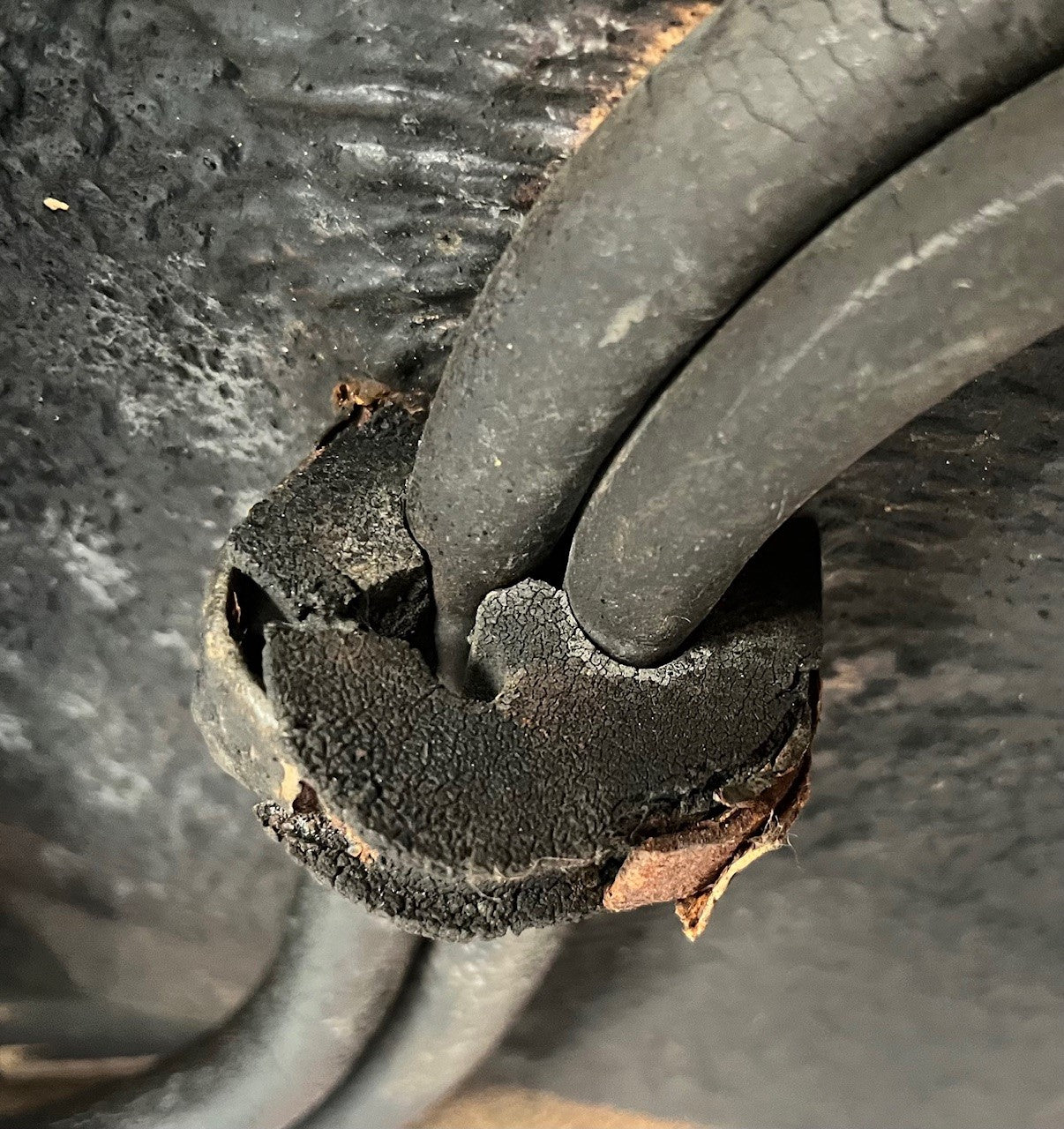 FL140 FUEL LINE SUPPORT RUBBER - INJECTION 